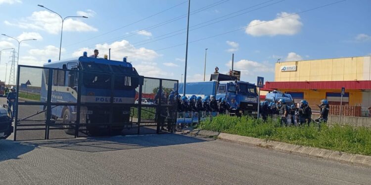 Usati anche i lacrimogeni per fermare invasione Interporto