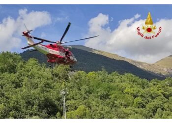 Donna trasferita in elicottero in codice rosso all'ospedale