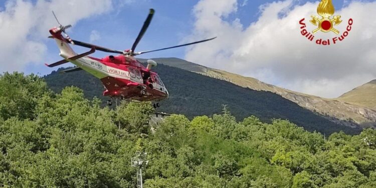 Donna trasferita in elicottero in codice rosso all'ospedale