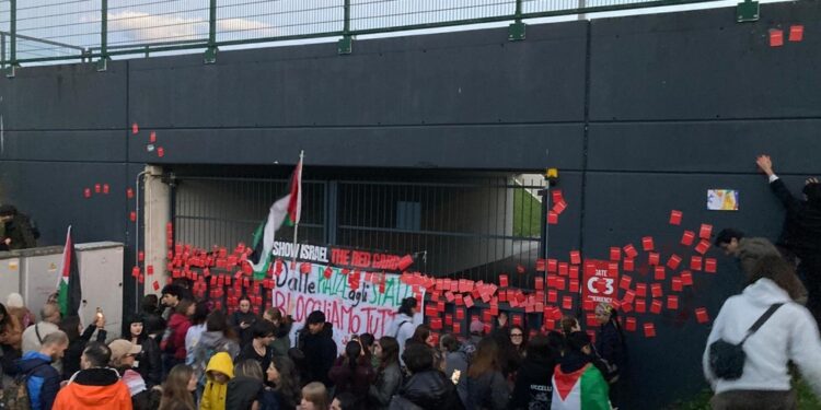 Erano 450 secondo la questura. Sostegno a Global Sumud Flotilla