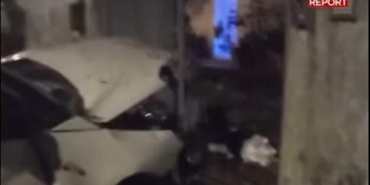 Danneggiata anche una casa