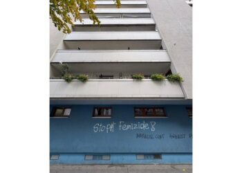 Nel palazzo dove viveva scritta con spray 'Stop femizide!'