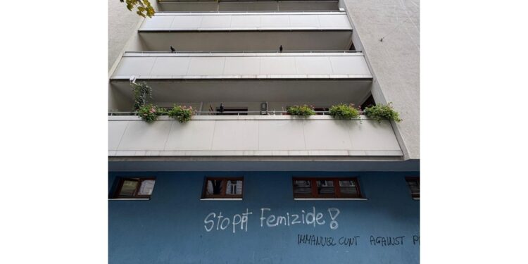 Nel palazzo dove viveva scritta con spray 'Stop femizide!'
