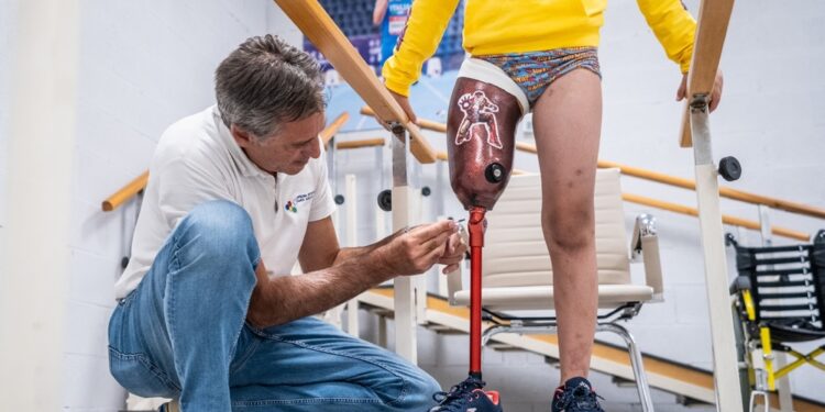 A Torino l'intervento chirurgico e il dono per poter camminare