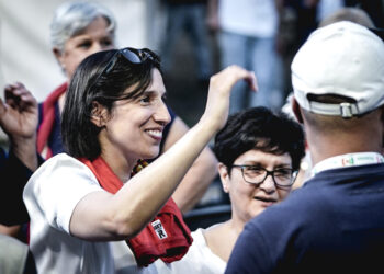 Lo striscione 'Fermiamo il massacro'. Avs