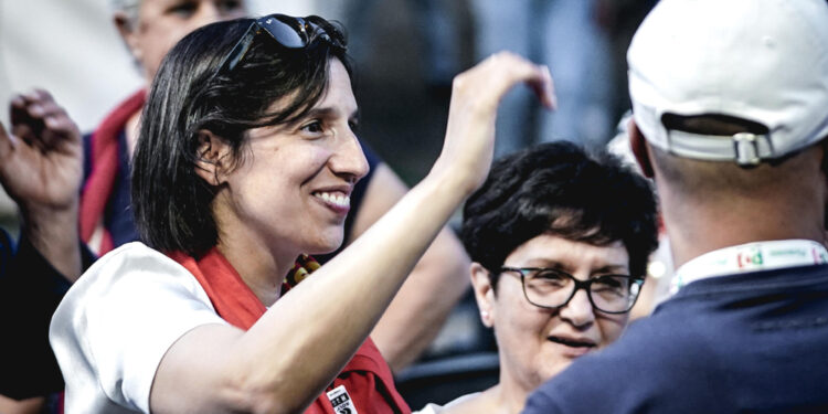 Lo striscione 'Fermiamo il massacro'. Avs