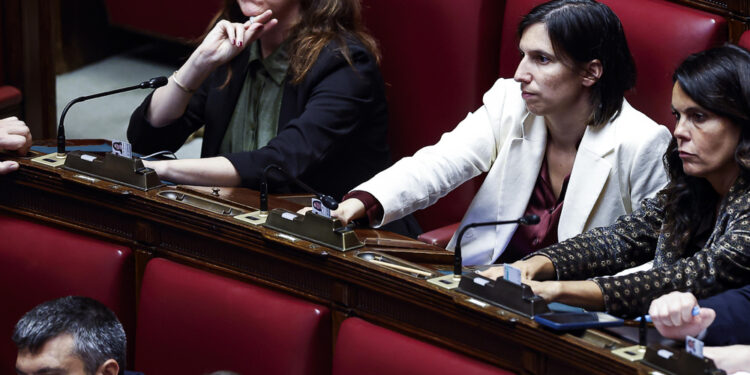 'Tagliano sanità pubblica e 6 mln italiani non riescono curarsi'