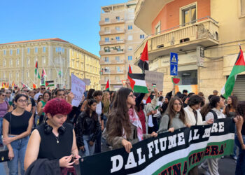 Tanti gli studenti. Contestati Meloni