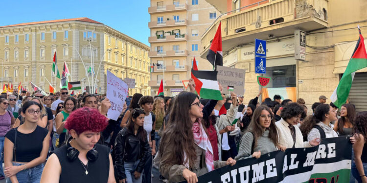 Tanti gli studenti. Contestati Meloni