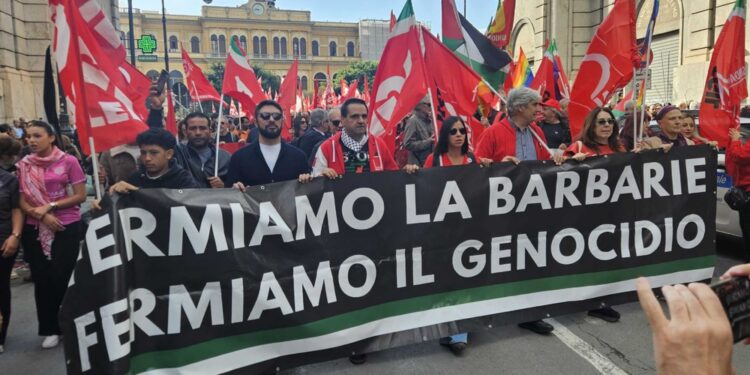Manifestanti: "Free Palestine"