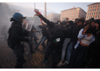 Due gruppi si sono staccati dal corteo.Soccorsa una manifestante
