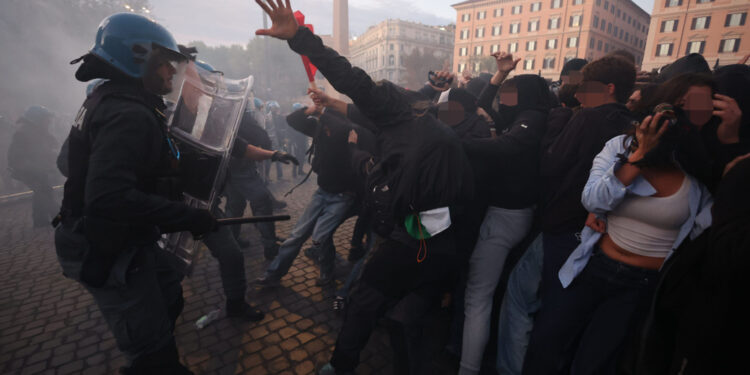 Due gruppi si sono staccati dal corteo.Soccorsa una manifestante