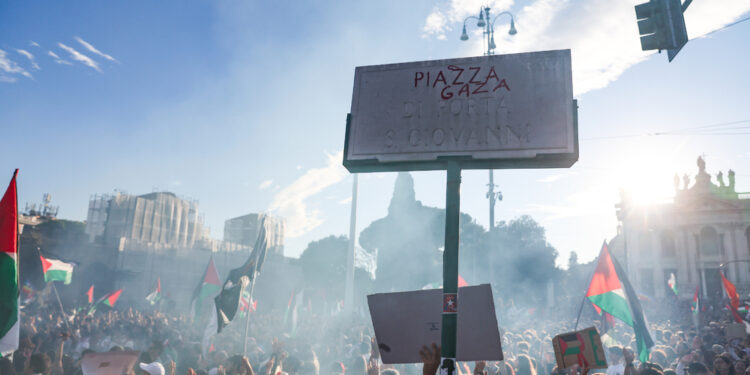 Un gruppo di cento persone si è staccato dalla manifestazione