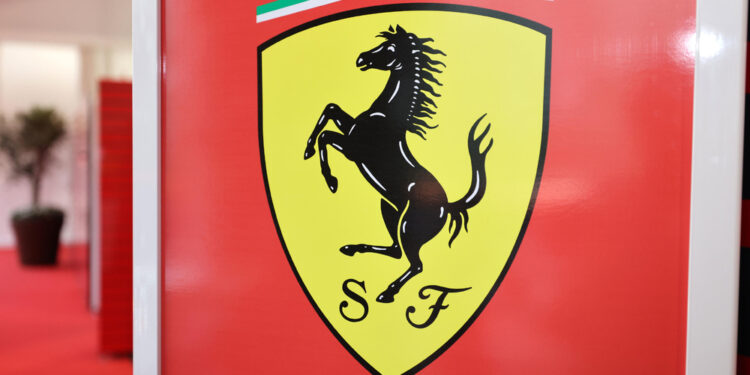 Tentano contrabbando supercar