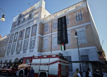 L'edificio è in ristrutturazione ed è davanti al mare in centro
