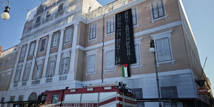 L'edificio è in ristrutturazione ed è davanti al mare in centro