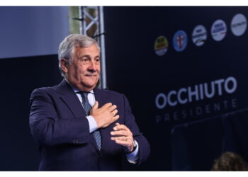 'attivisti espulsi con volo per Europa in 2 giorni'