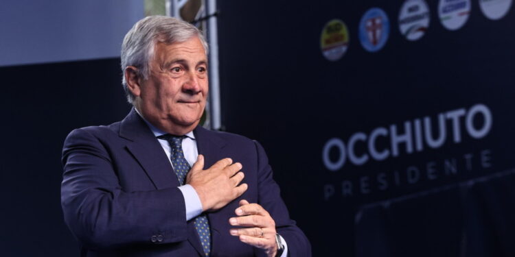 'attivisti espulsi con volo per Europa in 2 giorni'