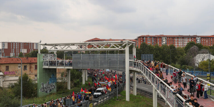 I manifestanti sono indietreggiati lungo la corsia nord
