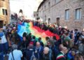Bandiere Palestina e striscione "fraternità" per la PerugiAssisi