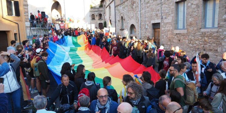 Bandiere Palestina e striscione "fraternità" per la PerugiAssisi