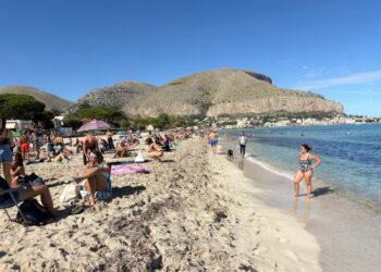 Gente a mare dalla mattina a Mondello con il pasto a sacco