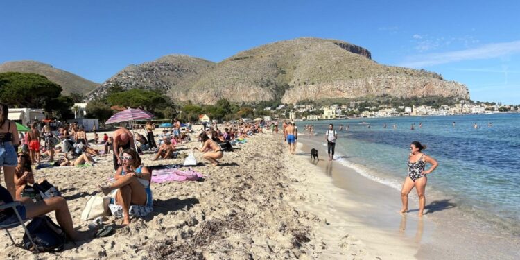 Gente a mare dalla mattina a Mondello con il pasto a sacco