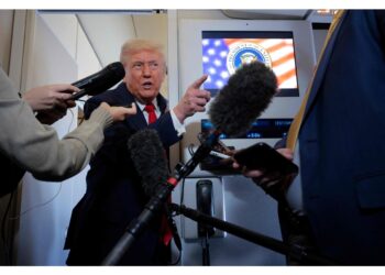 Presidente Usa risponde a giornalisti sull'Air Force One