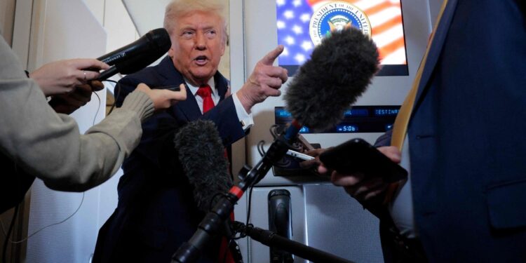 Presidente Usa risponde a giornalisti sull'Air Force One