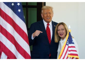 Il presidente Usa saluta uno a uno i leader al summit di Sharm