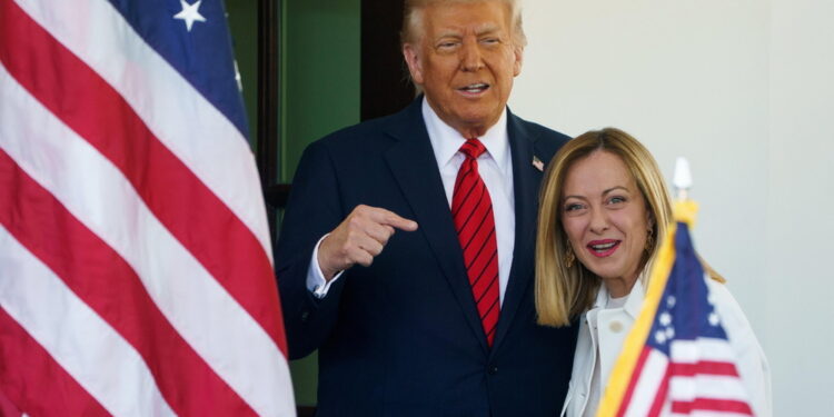 Il presidente Usa saluta uno a uno i leader al summit di Sharm