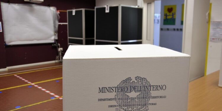 Si vota dalle 7 alle 23 e lunedì dalle 7 alle 15