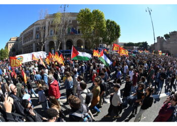 I manifestanti sulla tangenziale verso l'autostrada A24