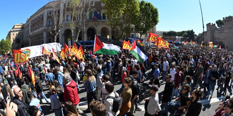 I manifestanti sulla tangenziale verso l'autostrada A24