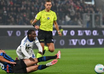 L'arbitro Zufferli durante Atalanta-Como (foto Roberto Colombo)
