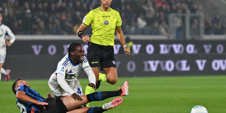 L'arbitro Zufferli durante Atalanta-Como (foto Roberto Colombo)
