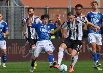 Perrone in azione nella gara vinta per 2-0 contro la Juventus (foto Roberto Colombo)