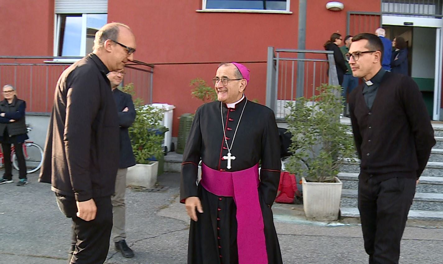 I danni dell’alluvione, monsignor Delpini visita l’oratorio di Vighizzolo
