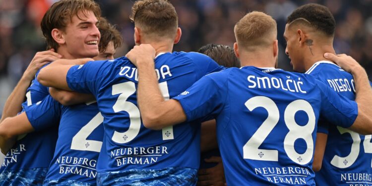 L'esultanza dei giocatori del Como dopo la rete dell'1-0 di Kempf (foto Roberto Colombo)