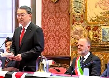 Un momento della cerimonia a Palazzo Cernezzi  per il 50esimo del gemellaggio