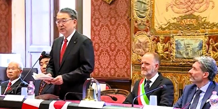 Un momento della cerimonia a Palazzo Cernezzi  per il 50esimo del gemellaggio