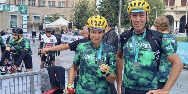 Norma Gimondi con il cugino Massimo all'arrivo della Gran Fondo a Cantù