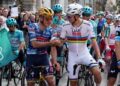 Stretta di mano al via tra i grandi favoriti, Tadej Pogacar e Remco Evenepoel (foto Rcs Sport)