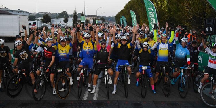 La partenza della Gran Fondo da Cantù