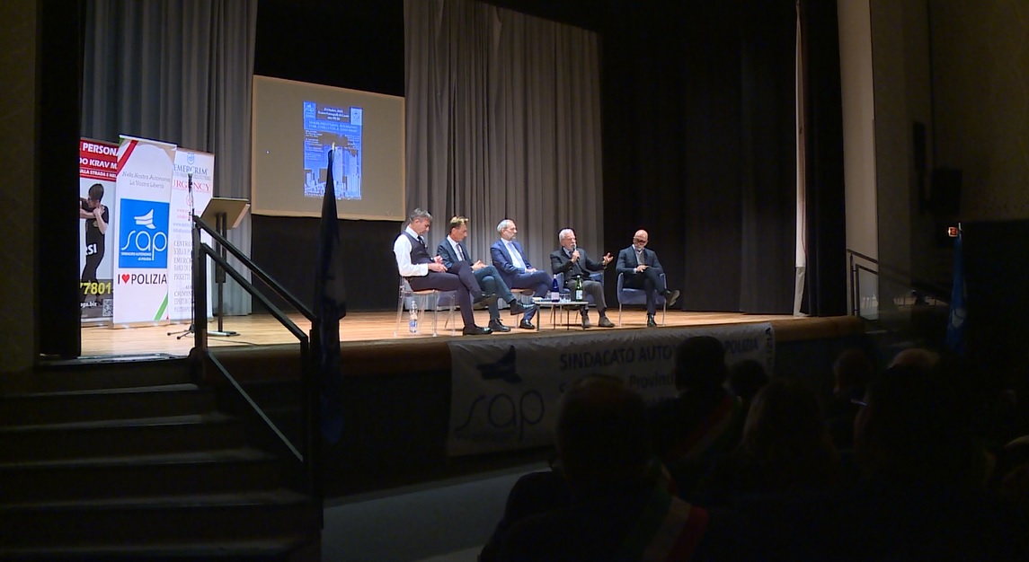 Cantù, il Sap in prima fila per il contrasto al terrorismo. Al teatro Fumagalli la simulazione dell’attentato al Bataclan