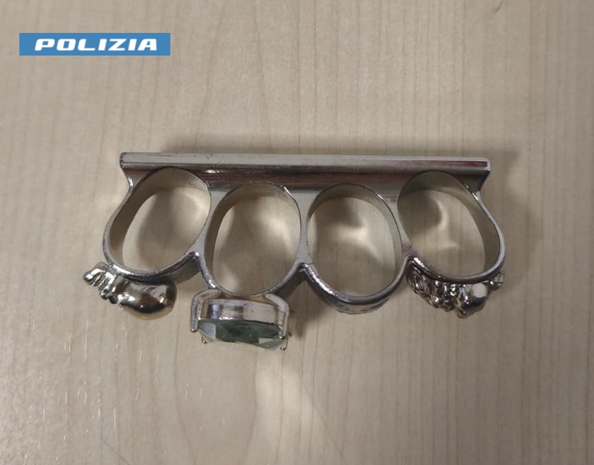 Tirapugni e droga, 19enne comasco denunciato dalla polizia