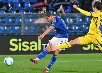 Vojvoda segna la terza rete nella sfida contro il Verona (foto Roberto Colombo)