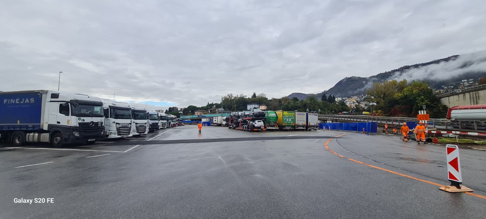 Como, giornata di sciopero dell’Ufficio delle Dogane: lunghe code e camion bloccati al confine con la Svizzera