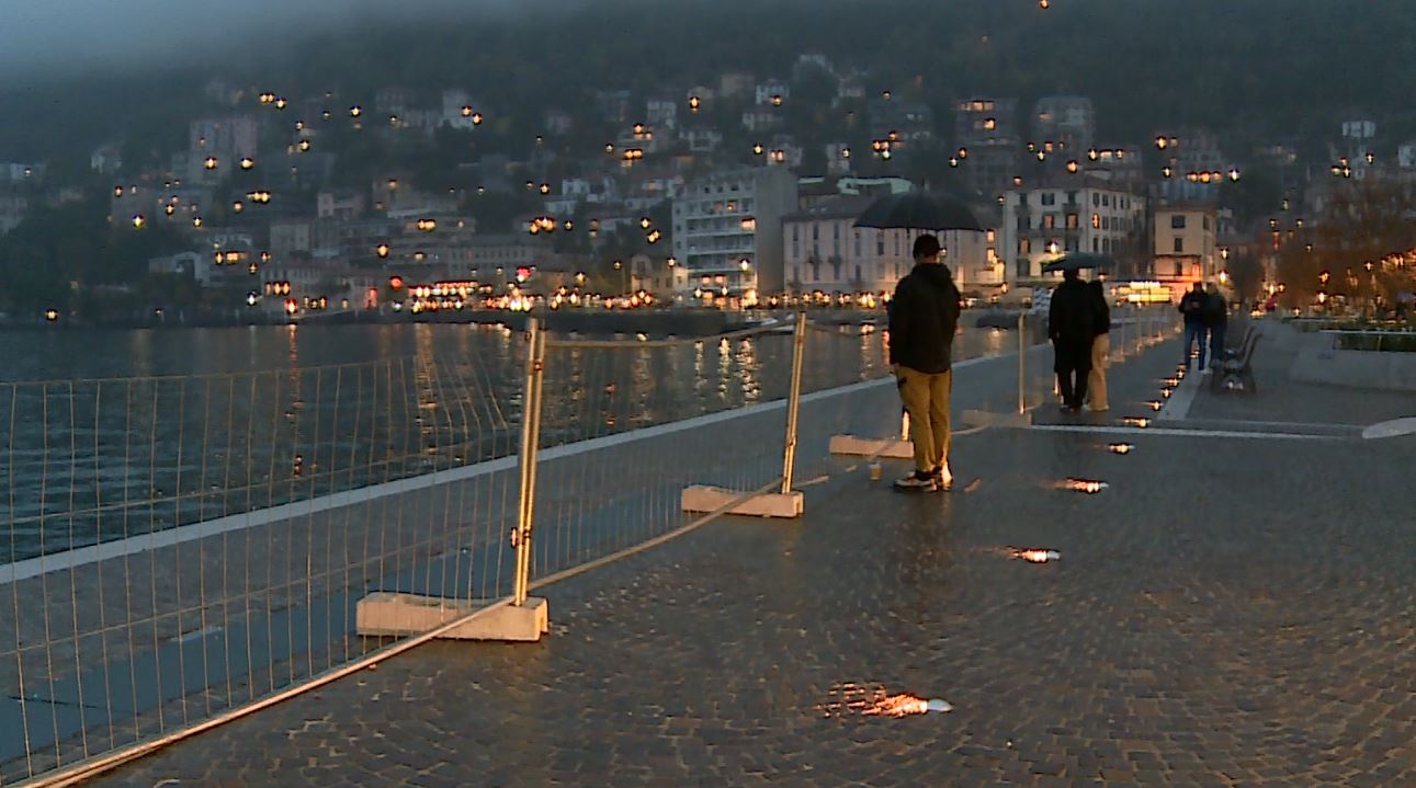 Parapetti del lungolago, il Comune replica alla Regione: “Voi i soldi, noi il progetto, possiamo parlarne”