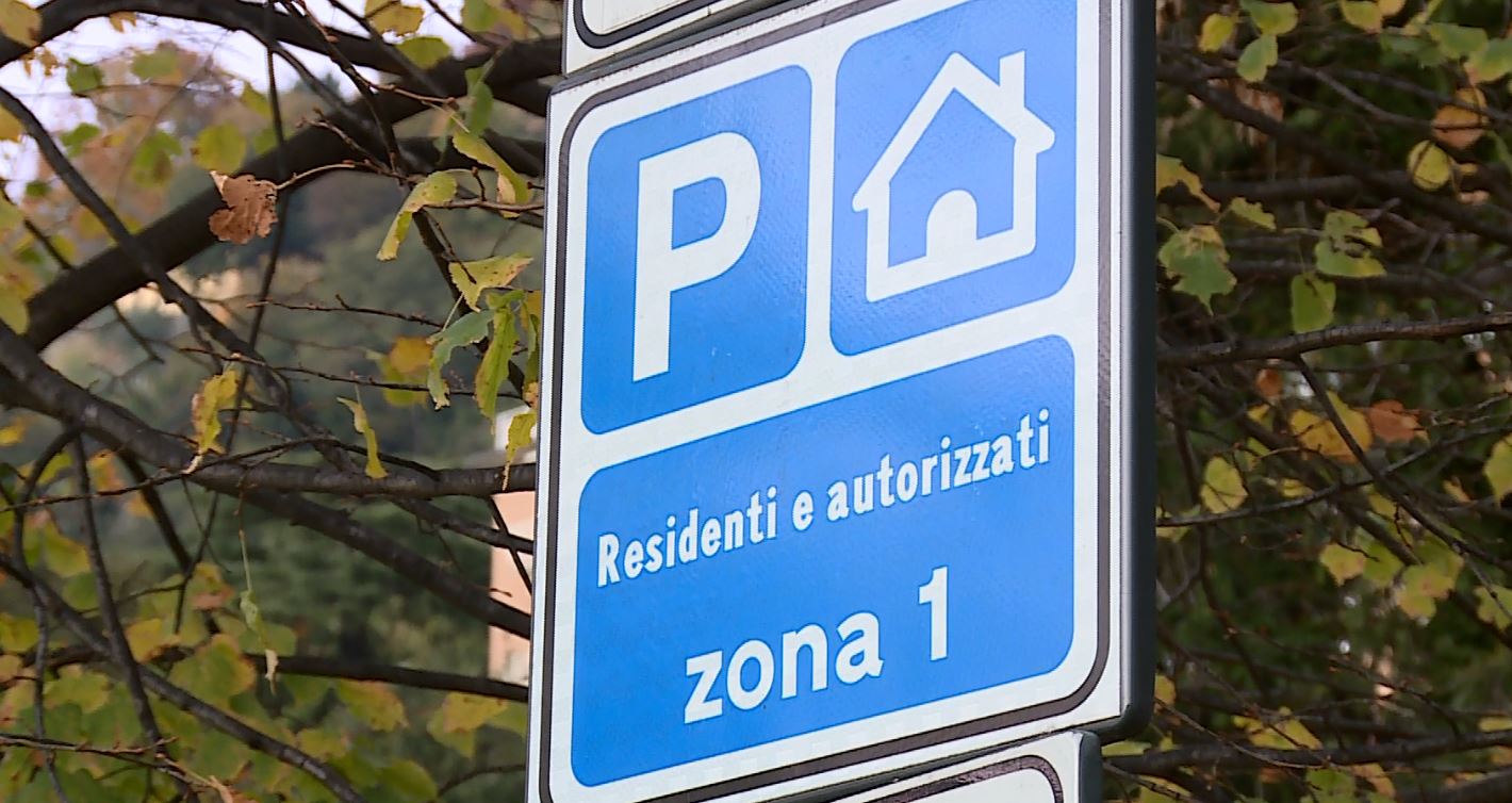 Parcheggi per i residenti, addio alle strisce gialle. Europa Verde: “Si va verso il Far West della sosta”